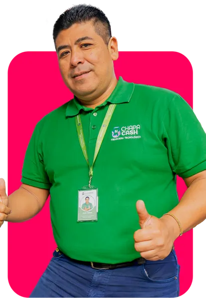Asesor de Chapa Cash con polo de la marca, haciendo un gesto de aprobación