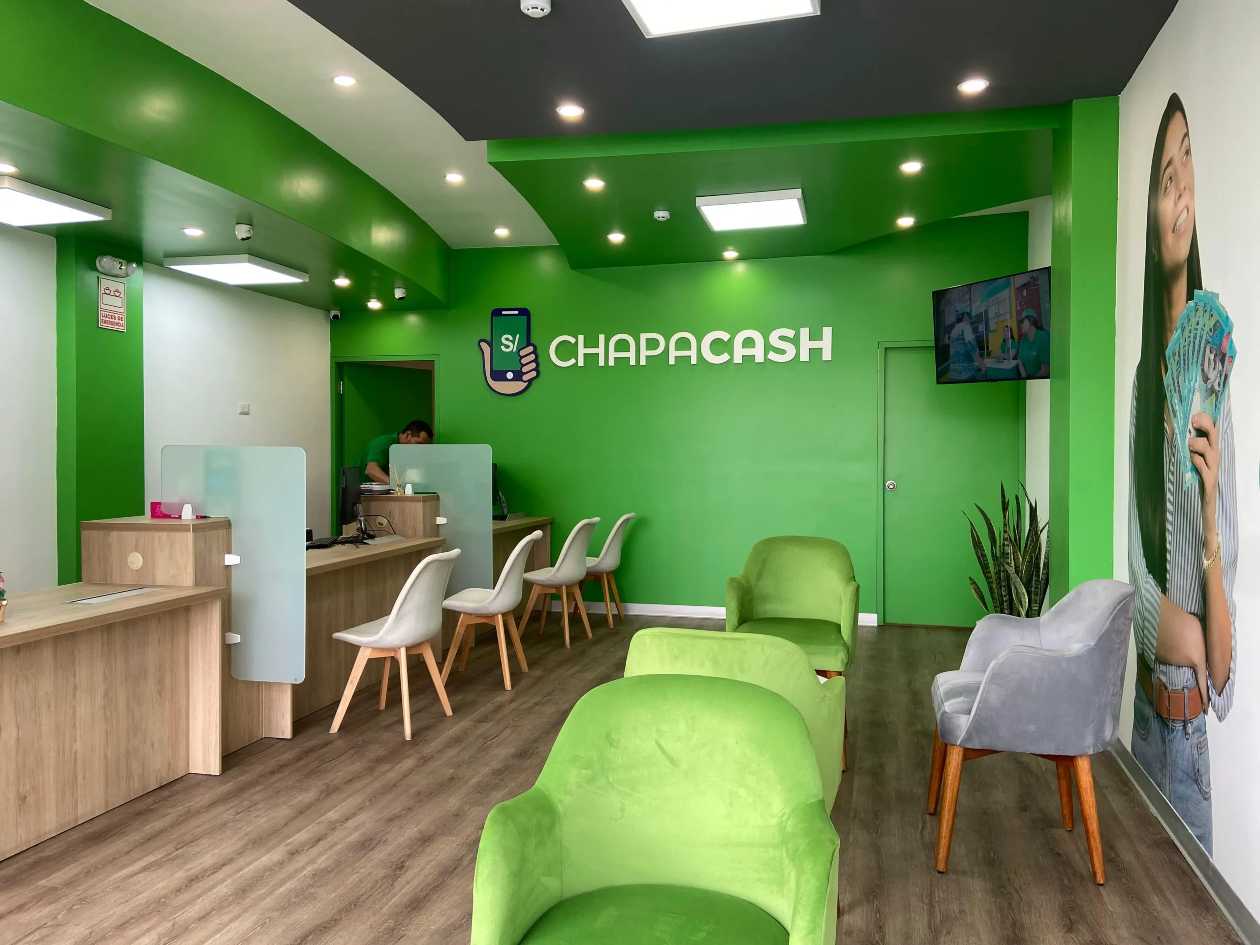 Entrada de la agencia Chapa Cash en San Miguel, Lima, con ambiente moderno y atención personalizada.