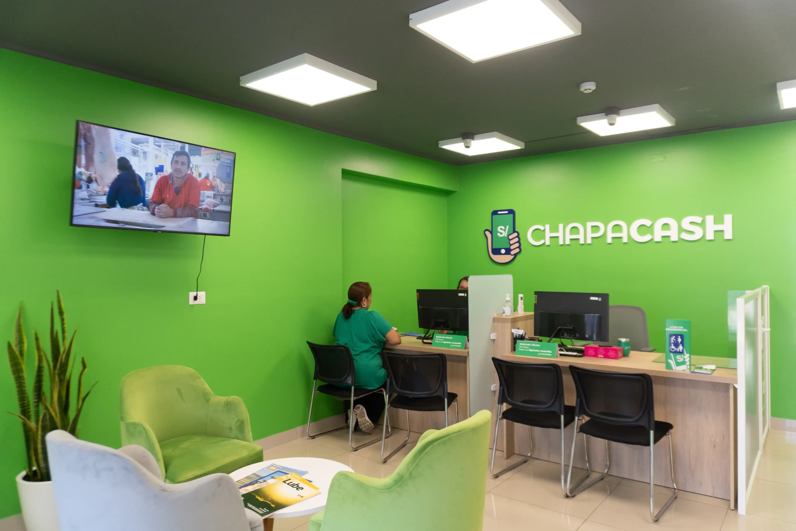Entrada de la agencia Chapa Cash en Surco, Lima, con ambiente moderno y atención personalizada.